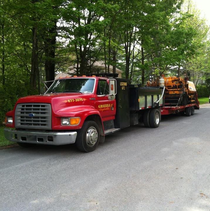 Camion et équipement de pavage Grizzli Asphalte — Québec