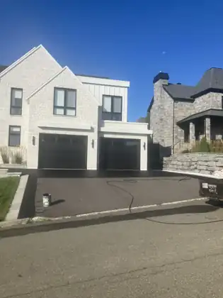 Enduit sous pression sur maison moderne à L'Ancienne-Lorette, Québec