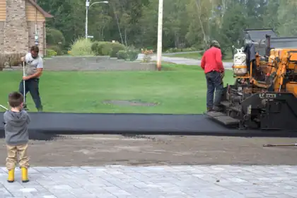 Pose d'asphalte en cours avec finisseur à Québec