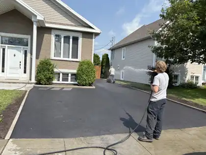 Application d'enduit sous pression sur entrée à Québec