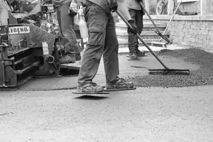 Équipe en pose d'asphalte à la machine à Québec