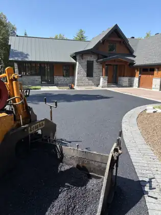 Pavage d'entrée courbe chalet de luxe à Lac-Beauport, Québec