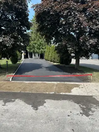 Grande entrée résidentielle sous les arbres à Sainte-Foy, Québec