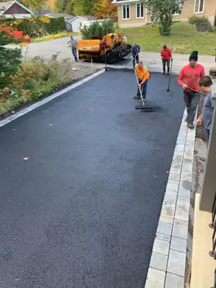 Équipe Grizzli Asphalte en pose d'asphalte avec finisseur à Québec